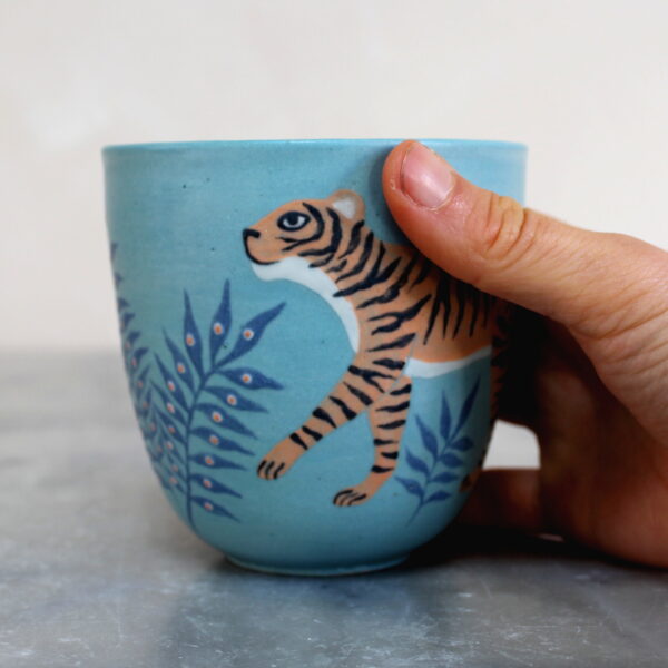 Gobelet Tigre tourné en grès et décoré à la main par Anaïs Trivier. Pièce unique.