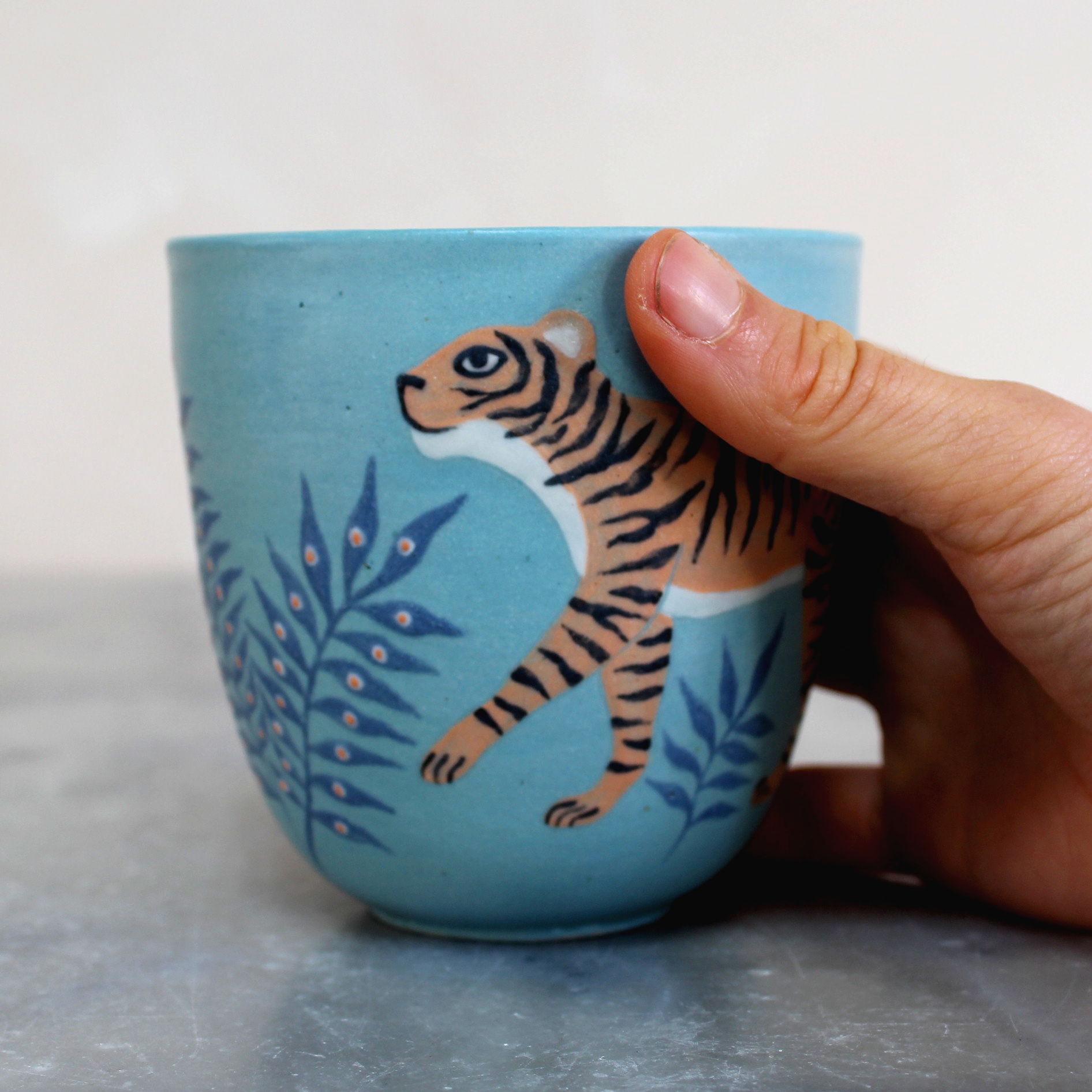 Gobelet Tigre tourné en grès et décoré à la main par Anaïs Trivier. Pièce unique.