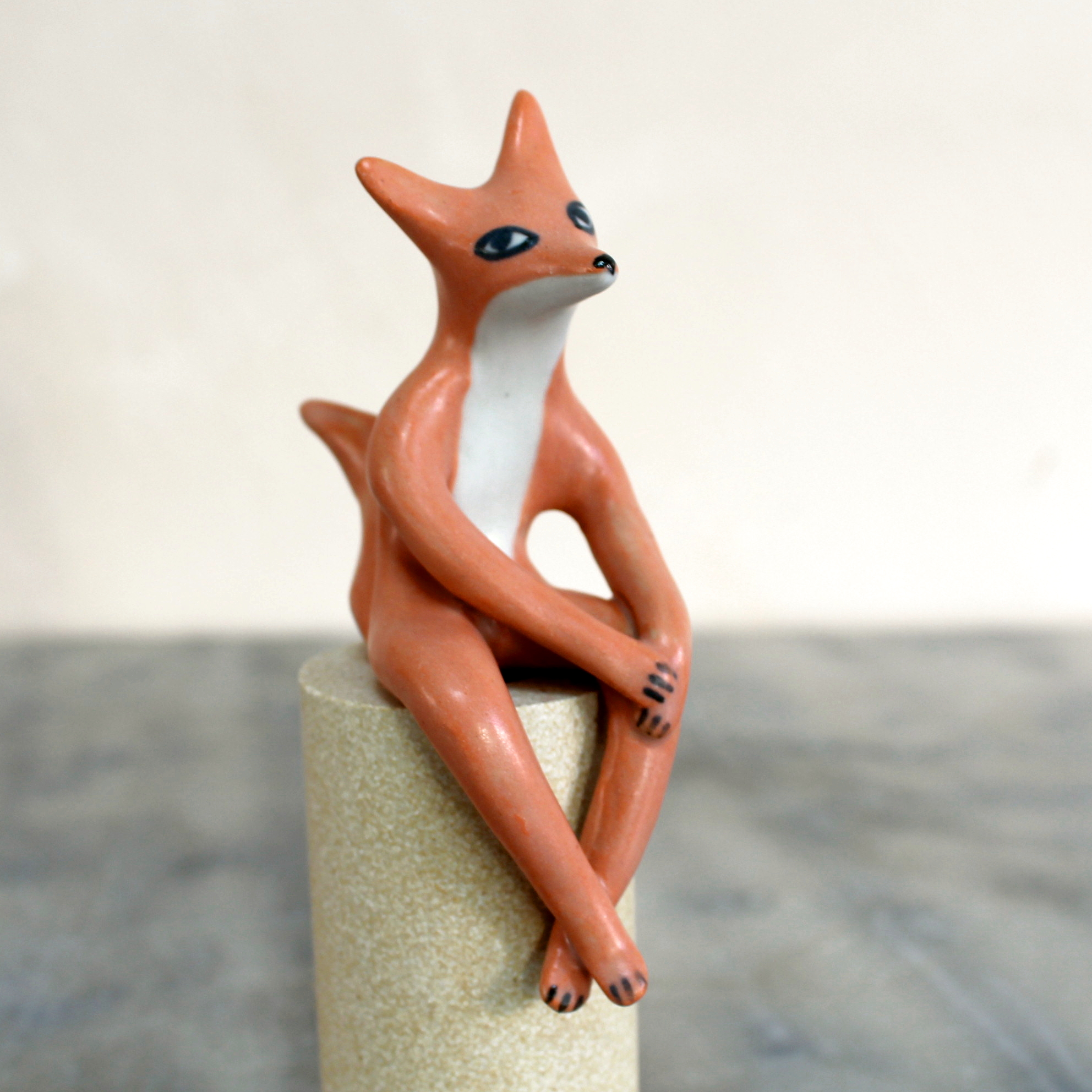Modelage petit renard yogi, main épaule.