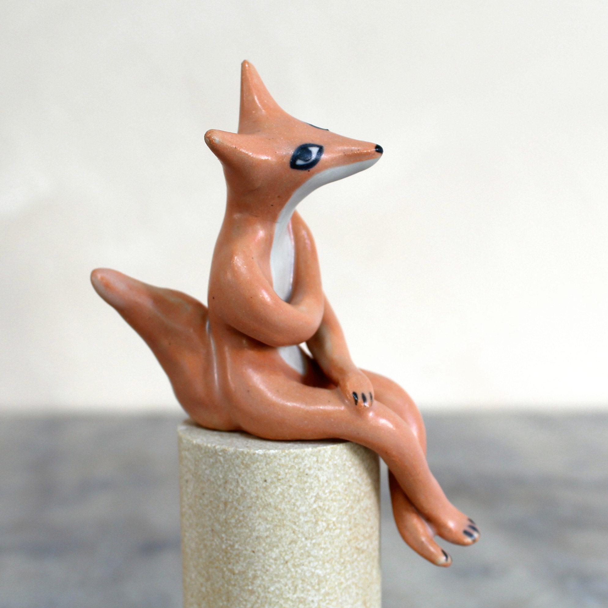 Modelage petit renard yogi, main épaule.