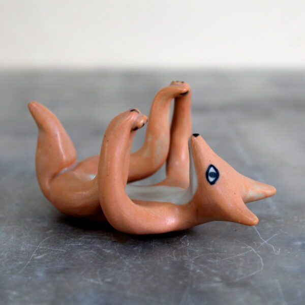Modelage petit renard yogi, bébé heureux. Pièce unique