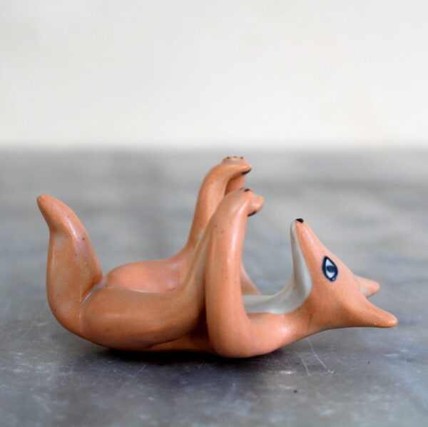 Modelage petit renard yogi, bébé heureux. Pièce unique