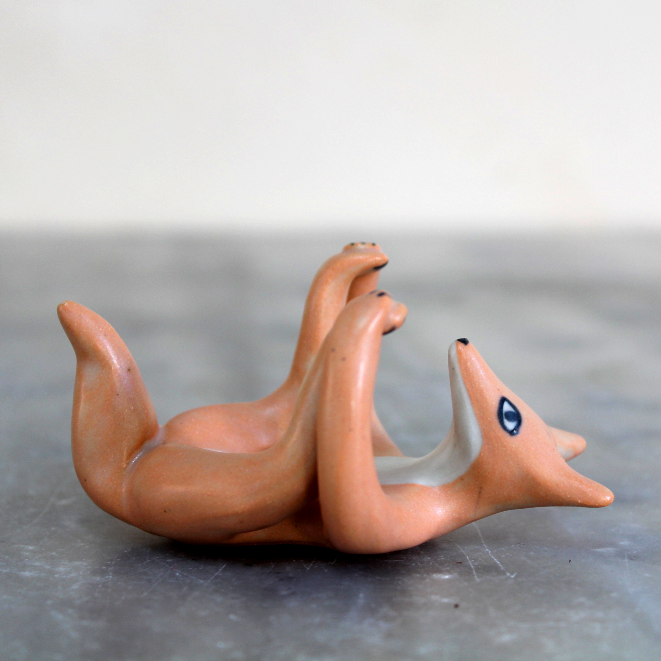 Modelage petit renard yogi, bébé heureux. Pièce unique