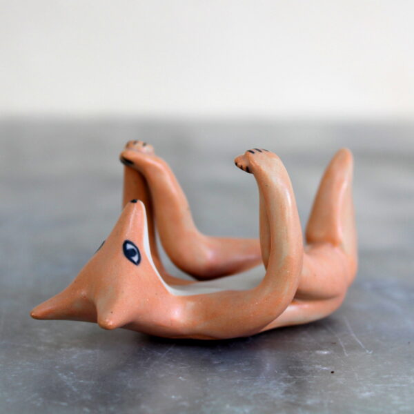 Modelage petit renard yogi, bébé heureux. Pièce unique