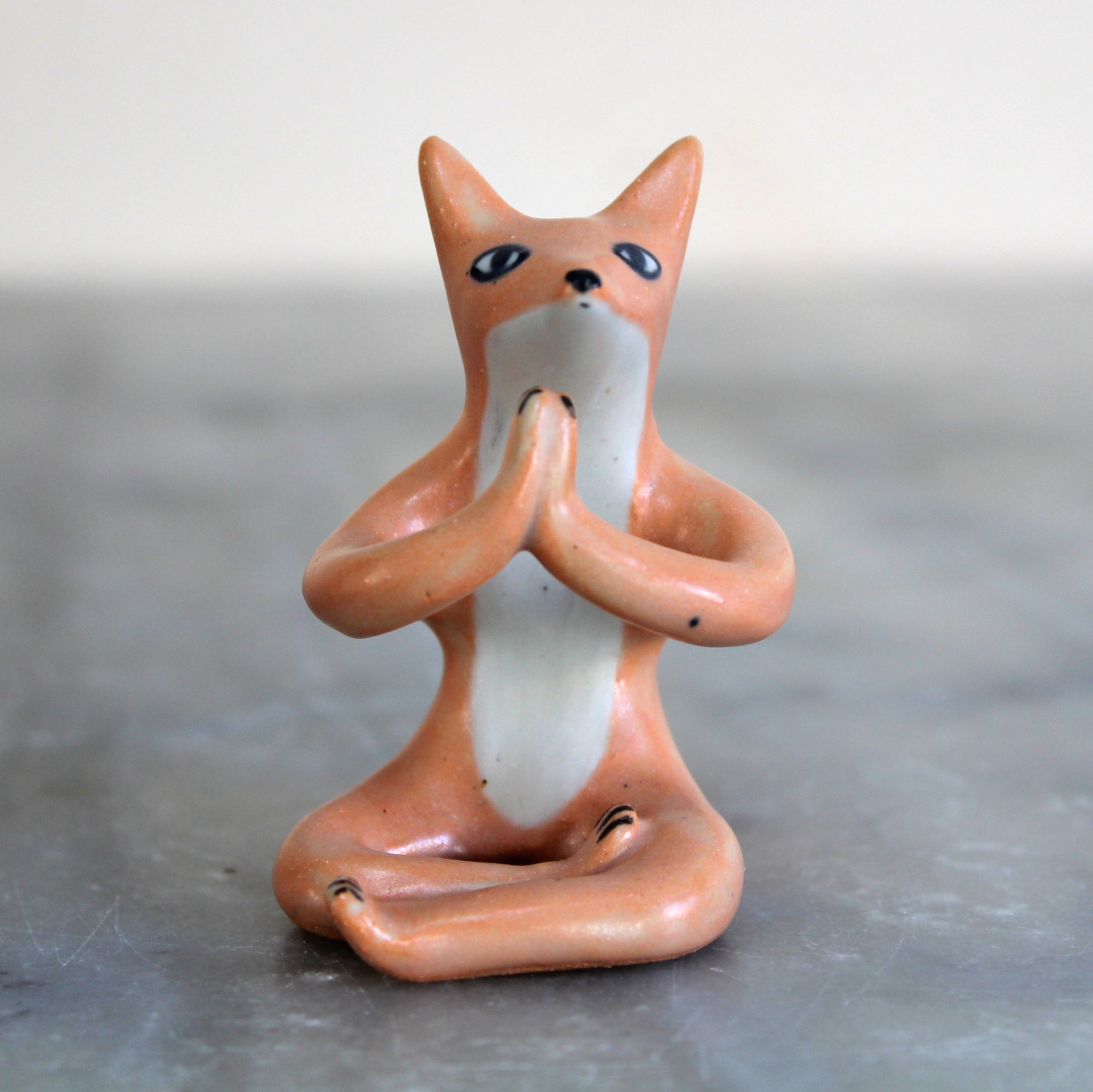 Modelage petit renard yogi, namasté.