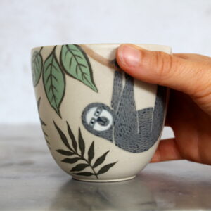 Tasse Paresseux en céramique fabriquée et illustrée par Anaïs Trivier