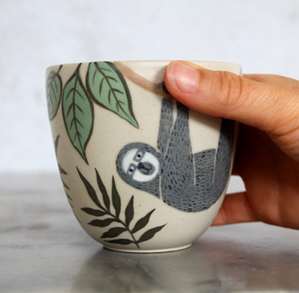 Tasse Paresseux en céramique fabriquée et illustrée par Anaïs Trivier