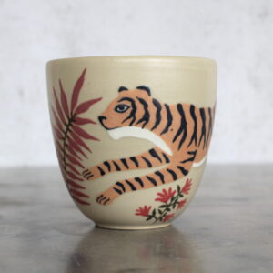 Gobelet Tigre tourné en grès et décoré à la main par Anaïs Trivier. Pièce unique. Céramique artisanale française.