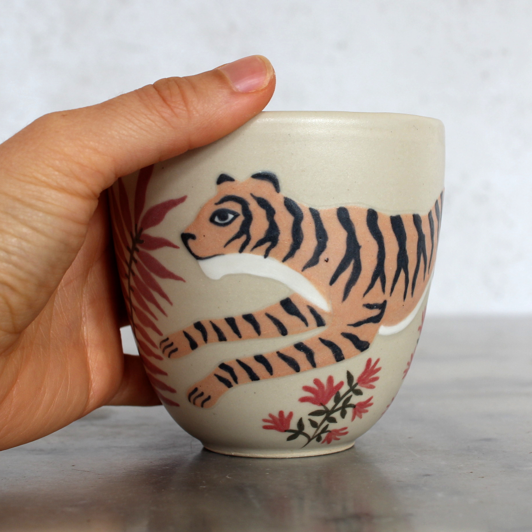 Gobelet Tigre tourné en grès et décoré à la main par Anaïs Trivier. Pièce unique. Céramique artisanale française.
