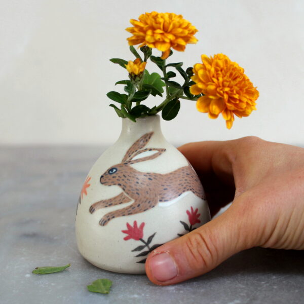 Mini vase Lièvre en grès, fabriqué et illustré par Anaïs Trivier