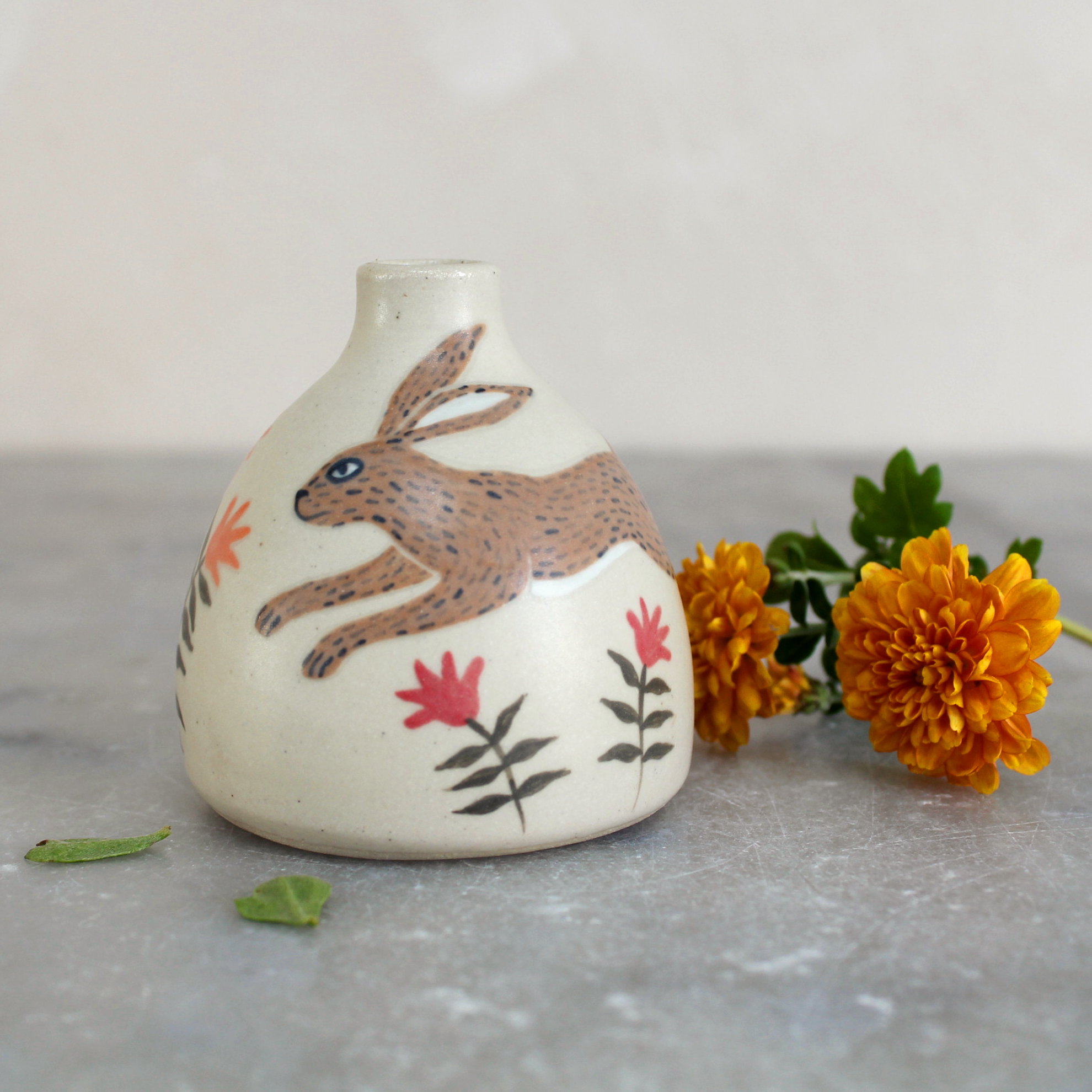 Mini vase Lièvre en grès, fabriqué et illustré par Anaïs Trivier
