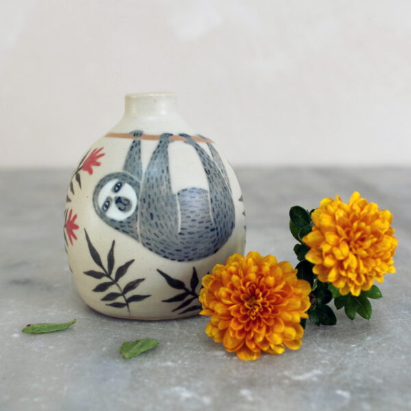 Mini vase Paresseux en grès, fabriqué et illustré par Anaïs Trivier