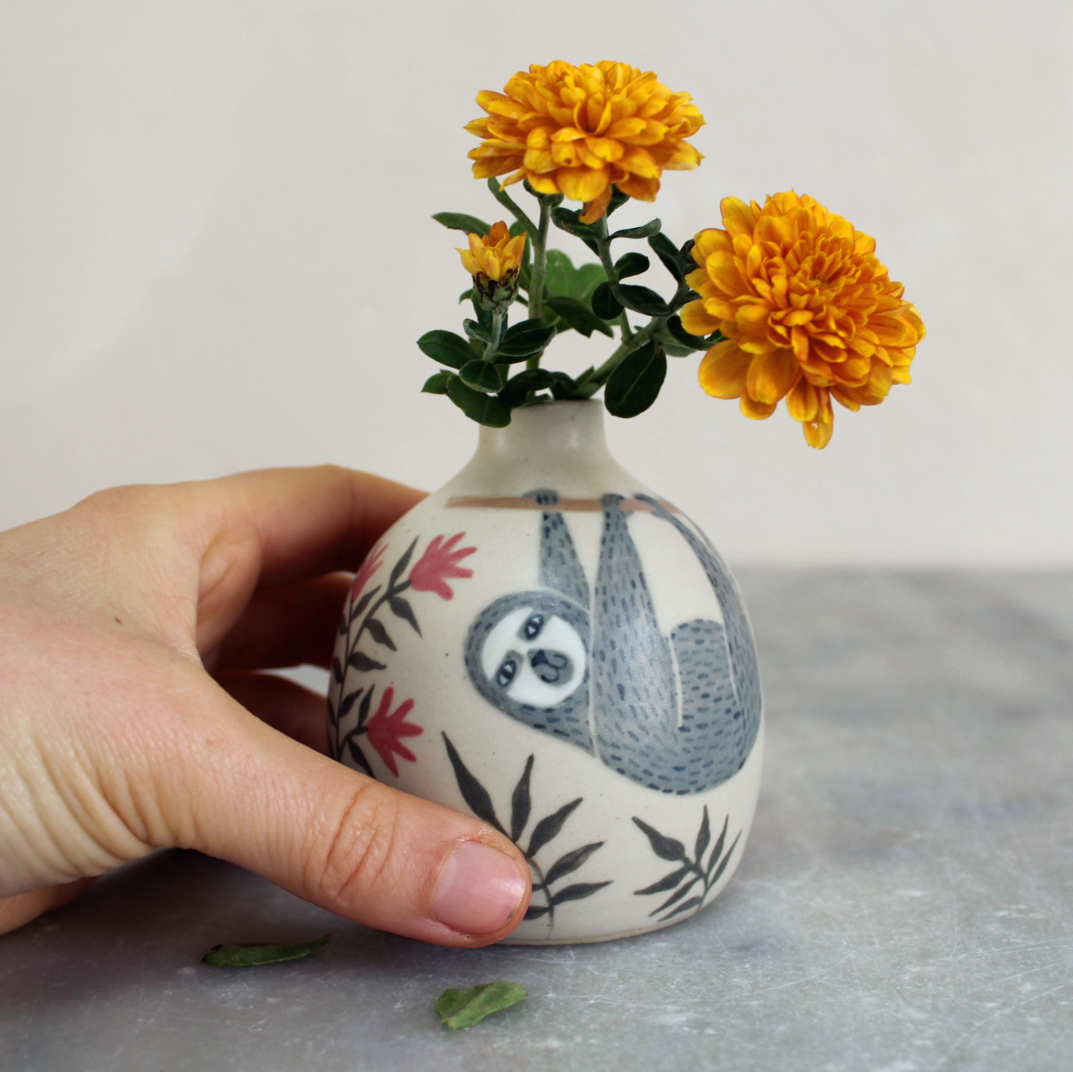 Mini vase Paresseux en grès, fabriqué et illustré par Anaïs Trivier