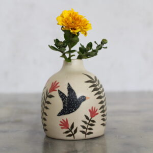 Mini vase Oiseaux noirs tourné en grès et décoré à la main par Anaïs Trivier. Pièce unique