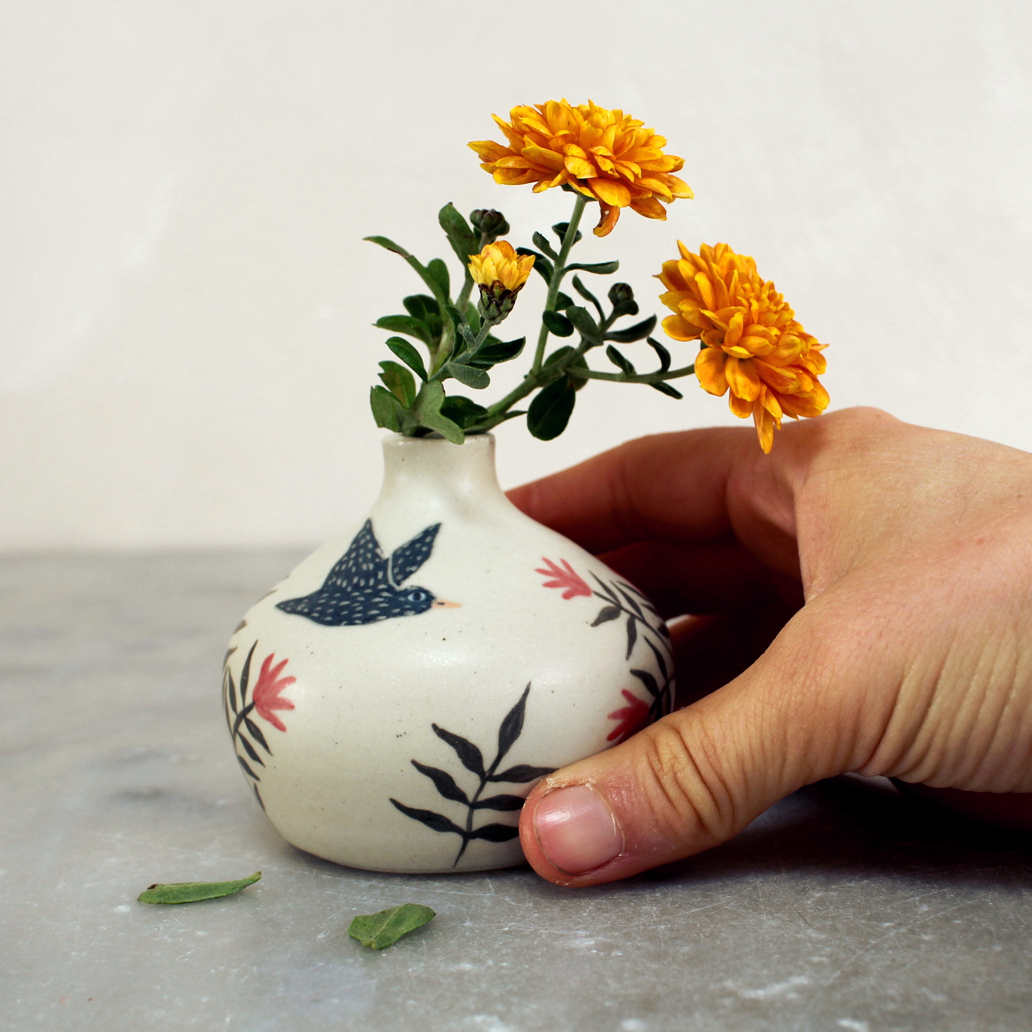 Mini vase Oiseau noir, tourné en grès et décoré à la main