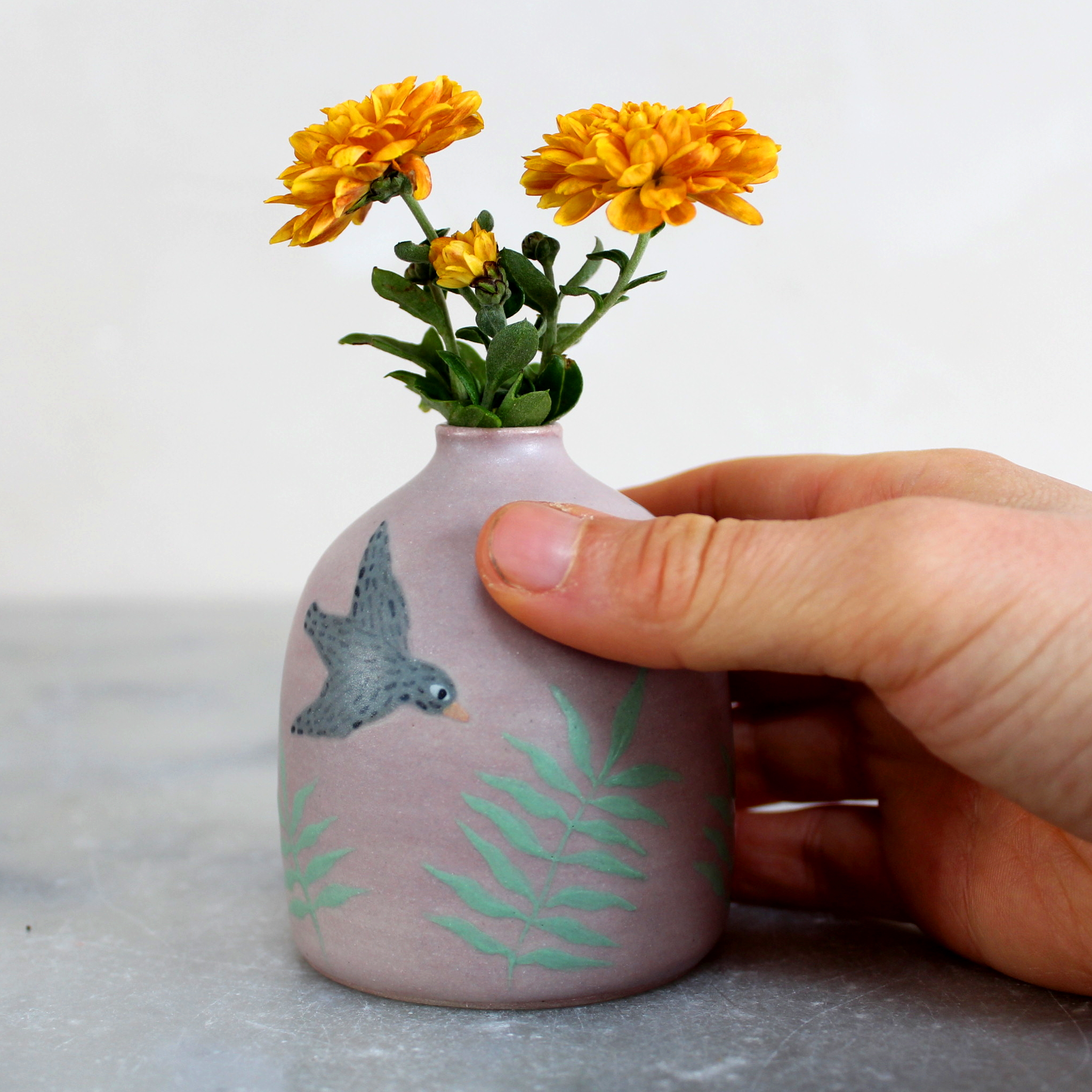 Mini vase Oiseau au feuillage tourné en grès et décoré à la main