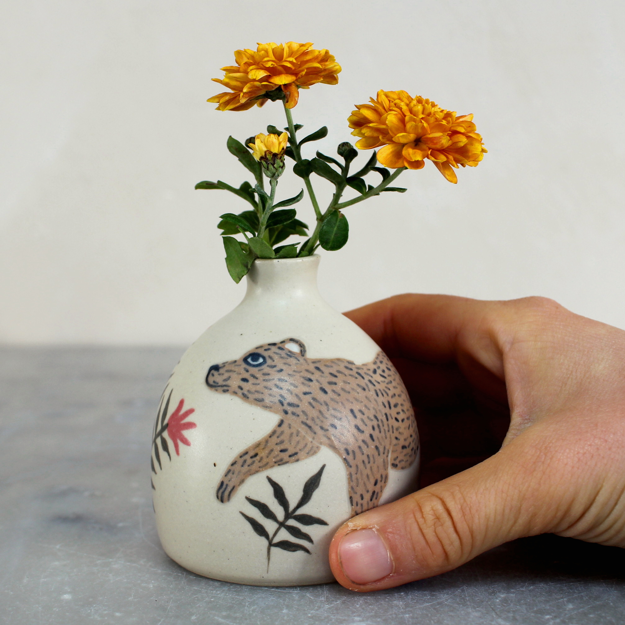 Mini vase Ours en grès, fabriqué et illustré par Anaïs Trivier