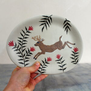 Plat Cerf en grès illustré par Anaïs Trivier. Céramique artisanale.