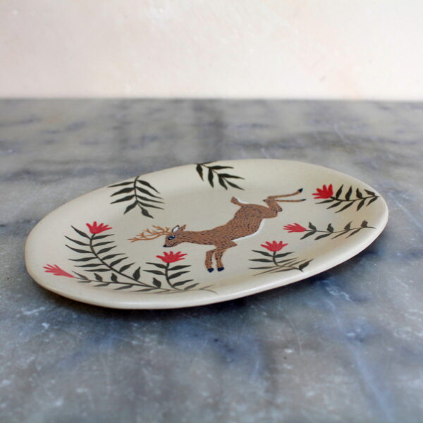 Plat Cerf en grès illustré par Anaïs Trivier. Céramique artisanale.