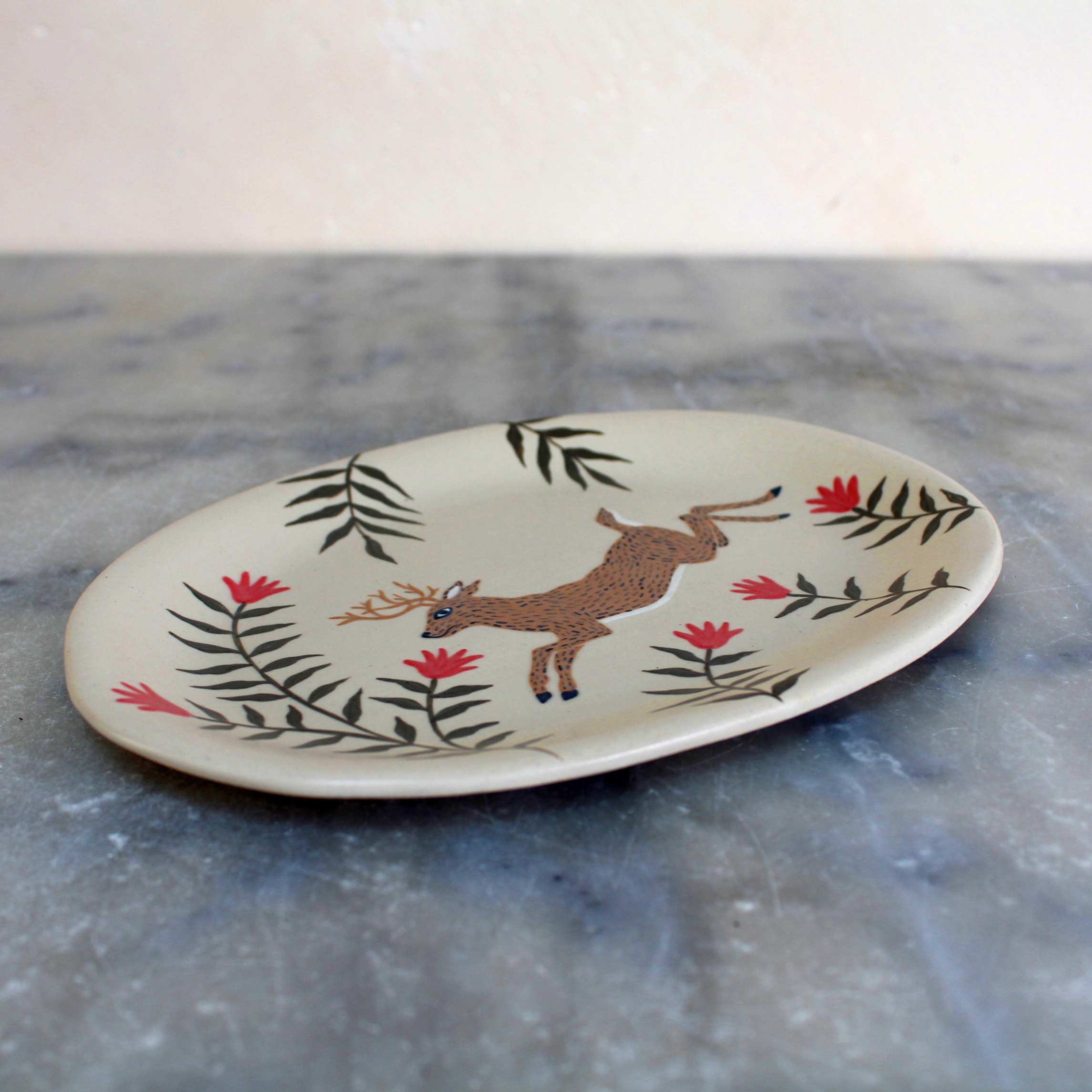 Plat Cerf en grès illustré par Anaïs Trivier. Céramique artisanale.