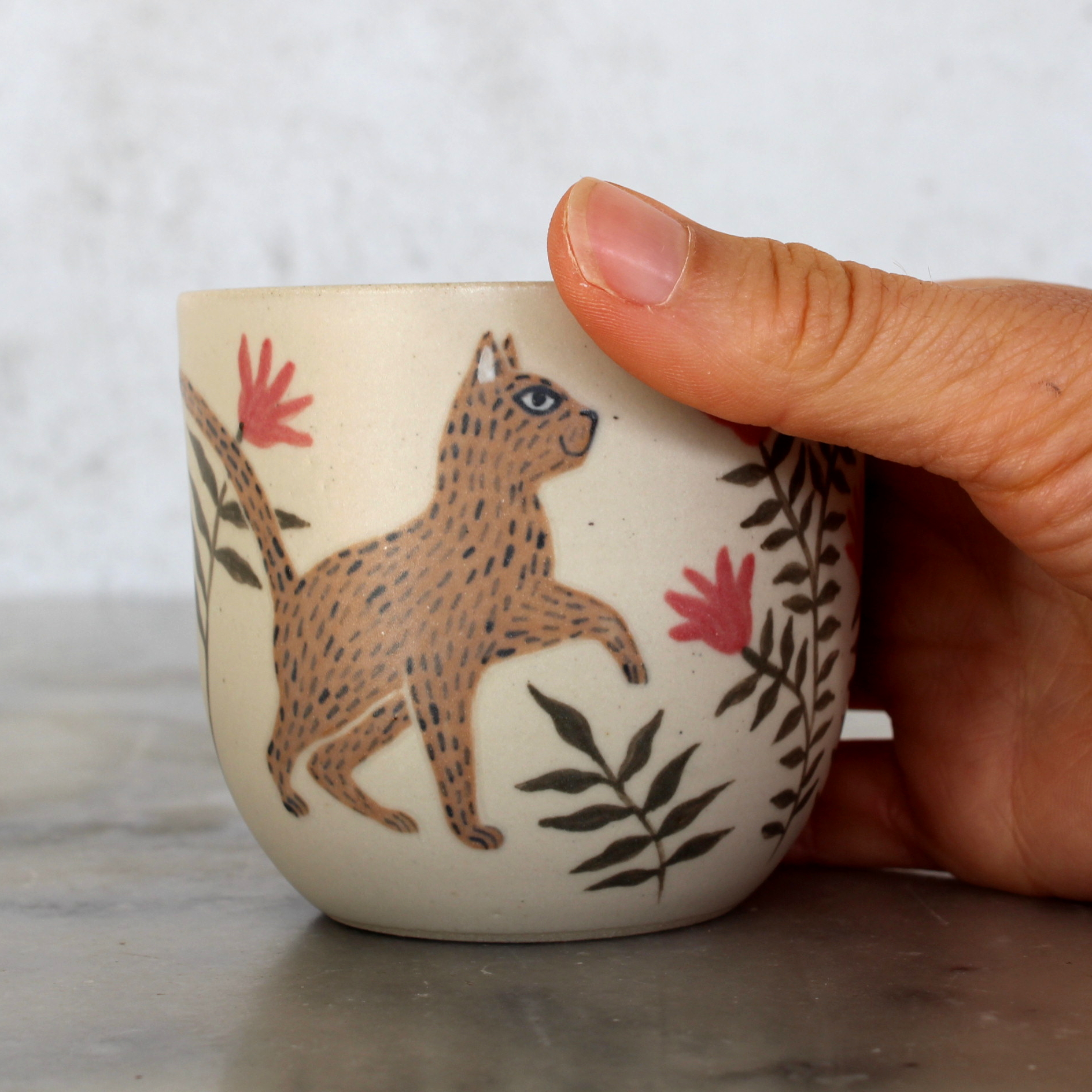Tasse Chat brun tournée en grès et illustrée à la main par Anaïs Trivier