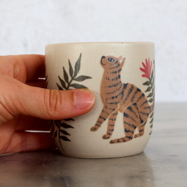 Tasse Chat brun tournée en grès et illustrée à la main par Anaïs Trivier