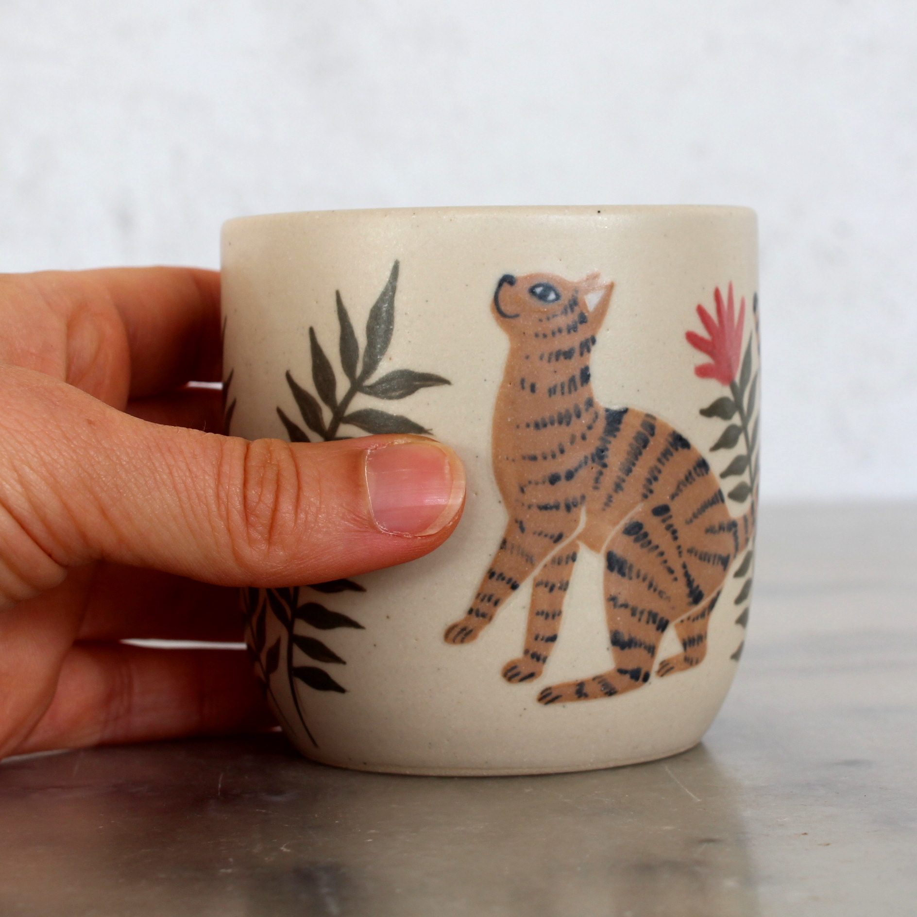 Tasse Chat brun tournée en grès et illustrée à la main par Anaïs Trivier