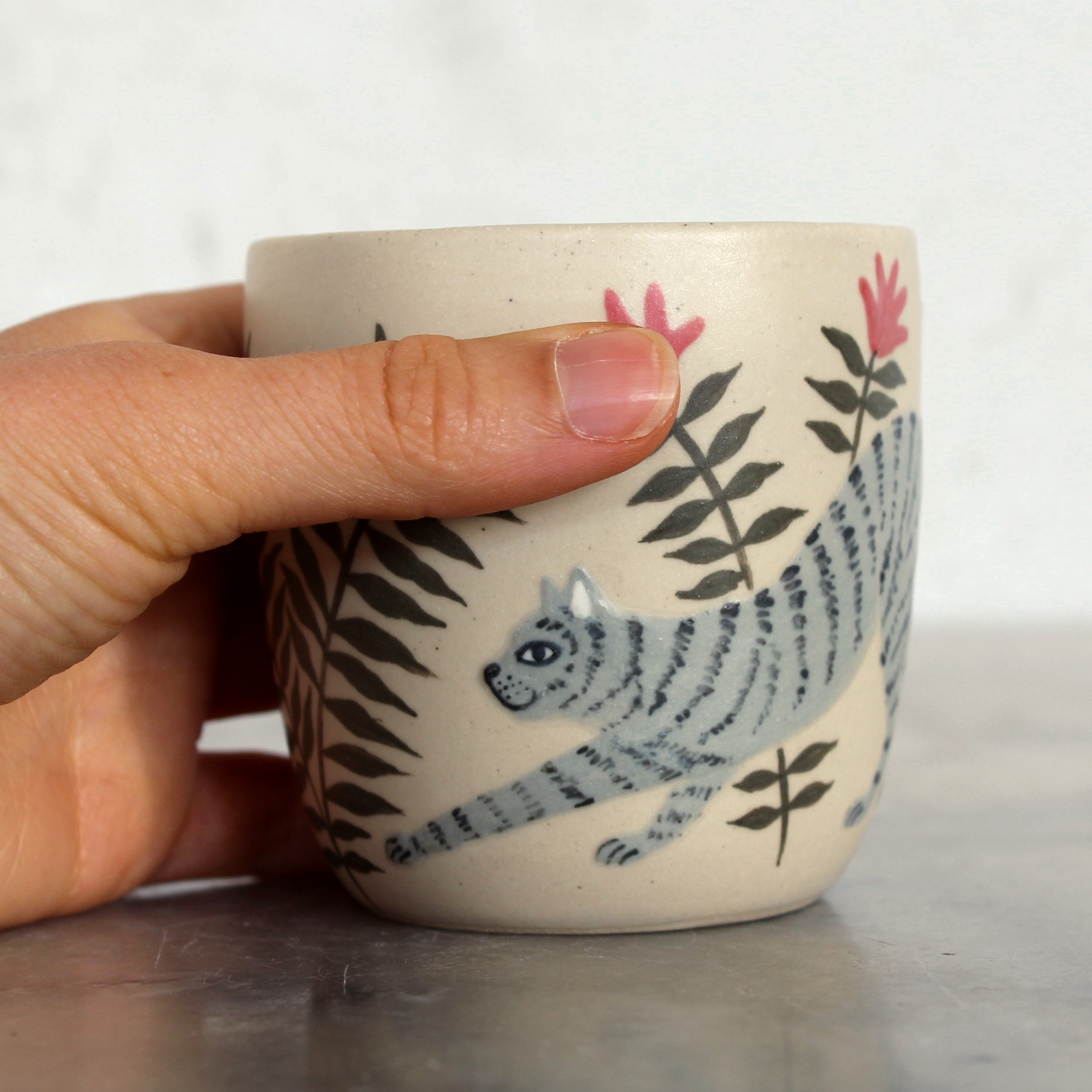 Tasse Chat gris tournée en grès et illustrée à la main par Anaïs Trivier
