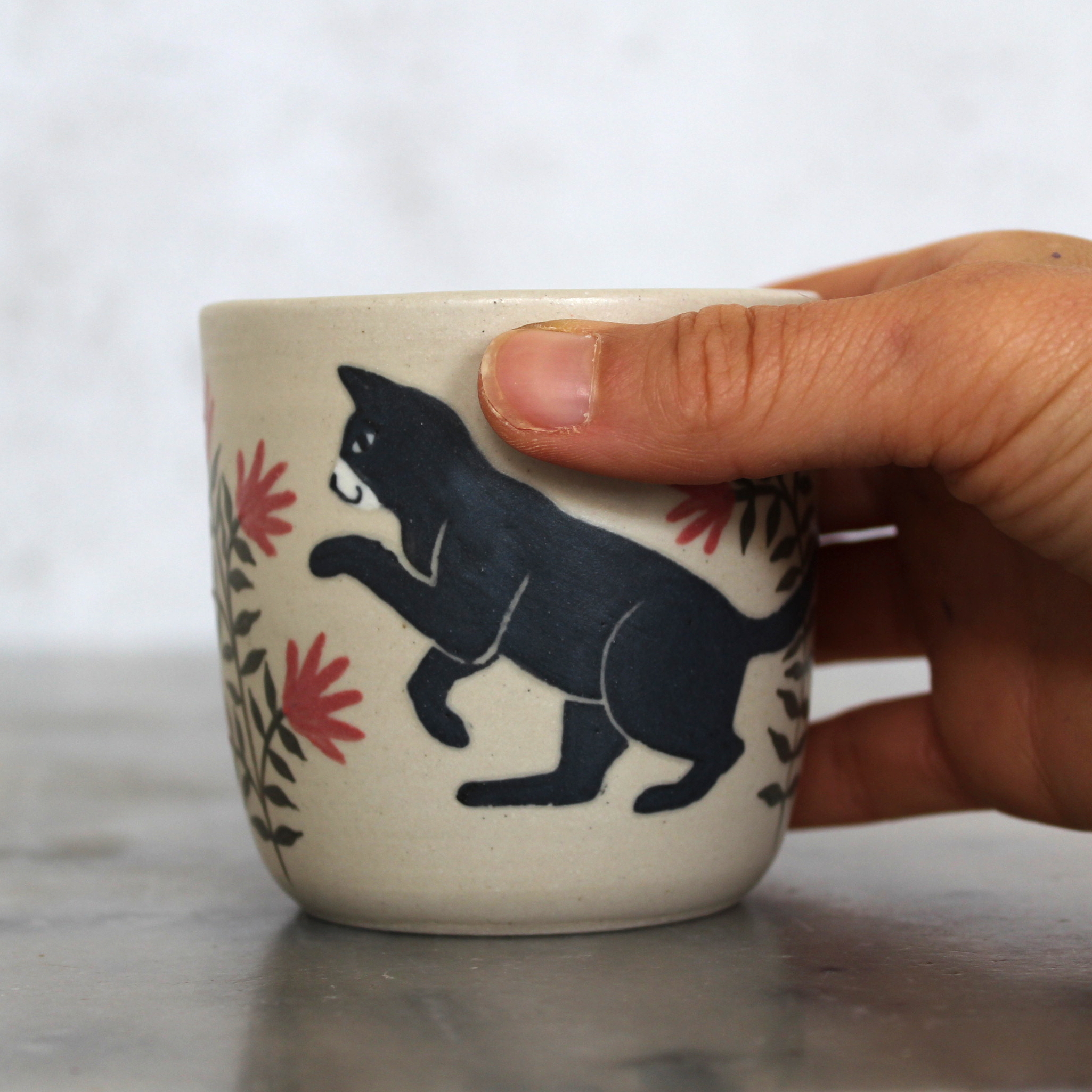 Tasse Chat noir tournée en grès et illustrée à la main par Anaïs Trivier