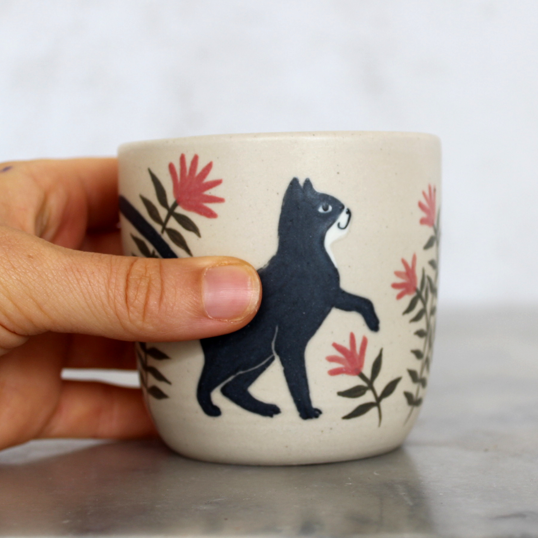 Tasse Chat noir tournée en grès et illustrée à la main par Anaïs Trivier