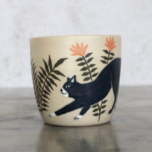 Tasse Chat noir tournée en grès et illustrée à la main par Anaïs Trivier