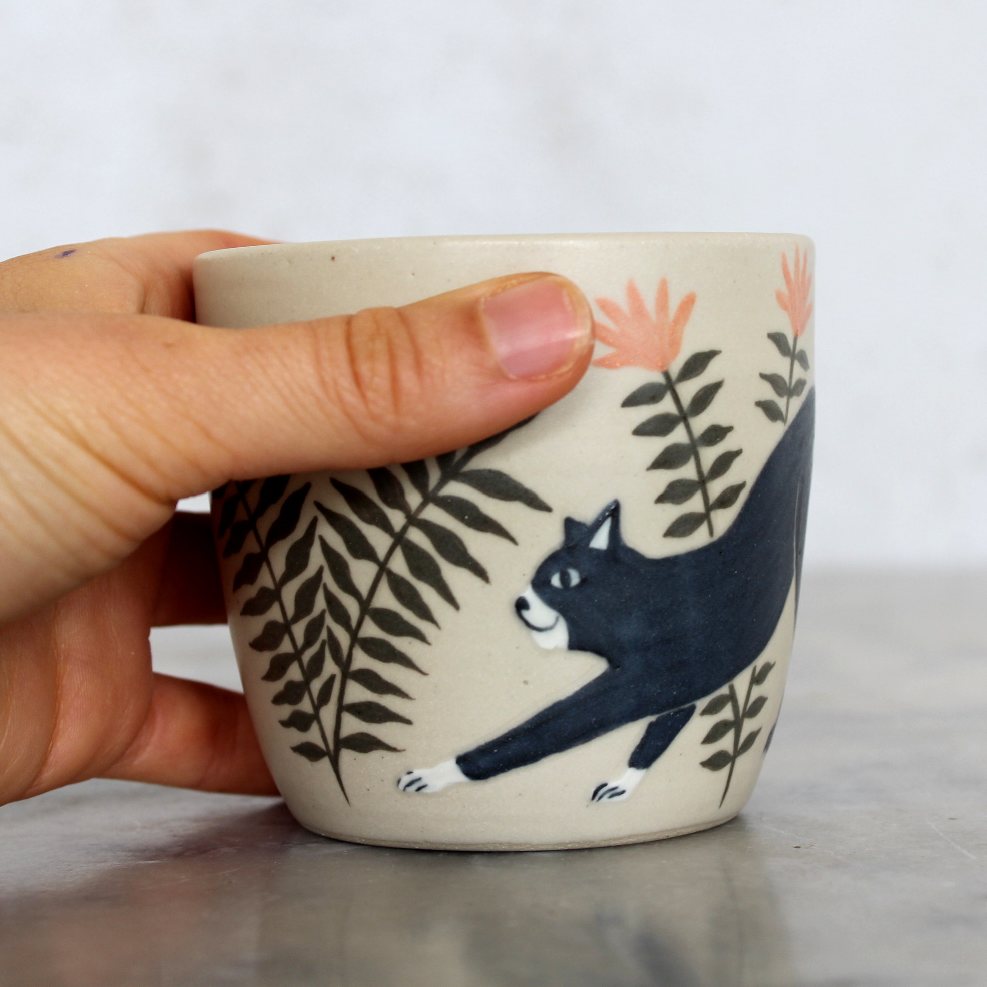 Tasse Chat noir tournée en grès et illustrée à la main par Anaïs Trivier
