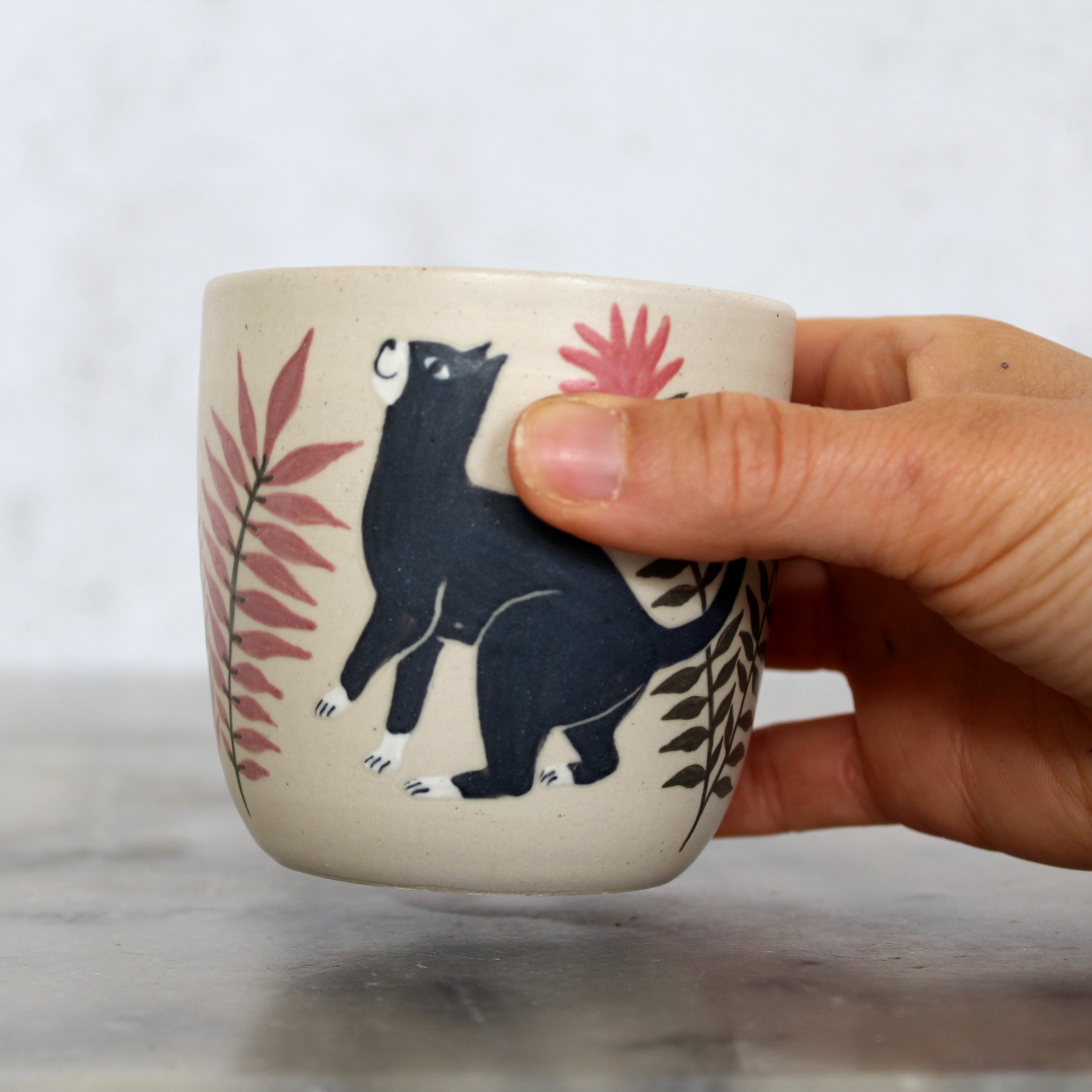 Tasse Chat noir tournée en grès et illustrée à la main par Anaïs Trivier