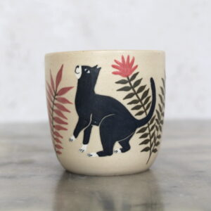 Tasse Chat noir tournée en grès et illustrée à la main par Anaïs Trivier