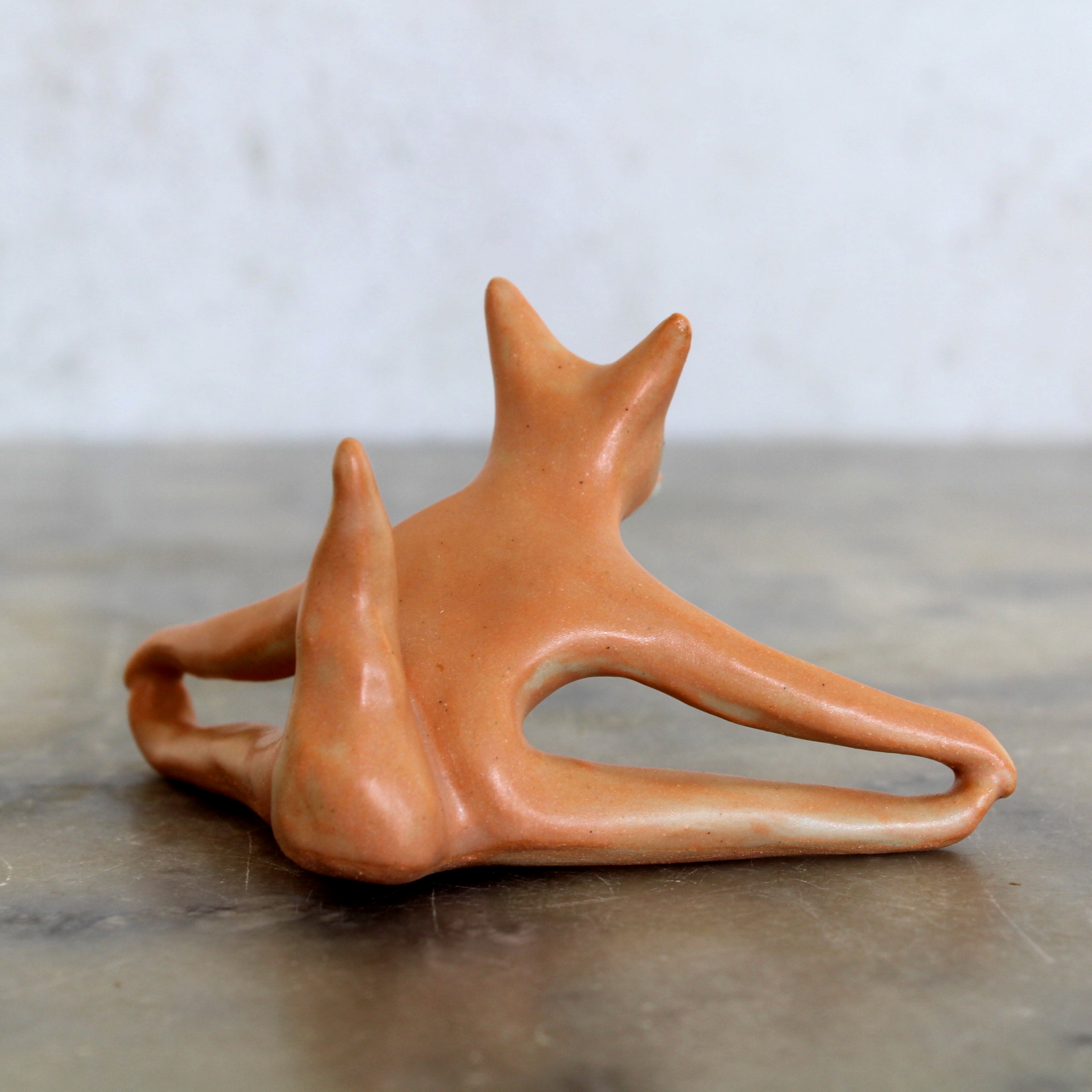 Modelage petit renard yogi, posture de la libelulle. Pièce unique d'Anaïs Trivier