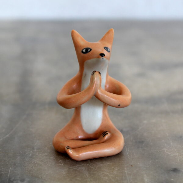 Modelage petit renard yogi, posture Namaste. Pièce unique d'Anaïs Trivier