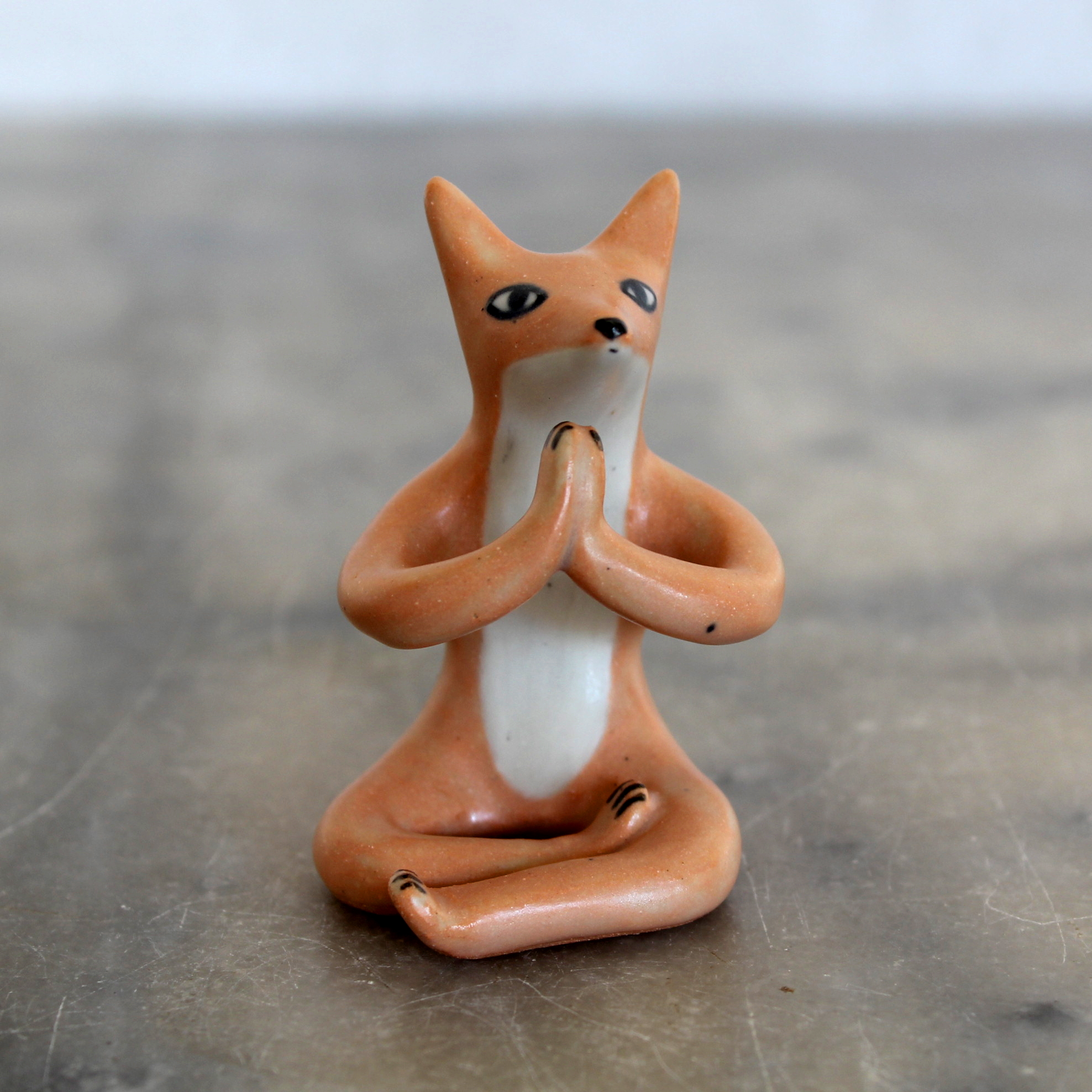 Modelage petit renard yogi, posture Namaste. Pièce unique d'Anaïs Trivier