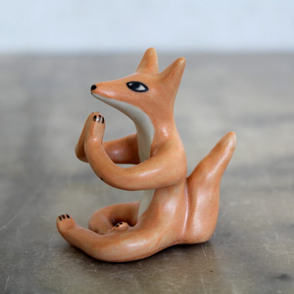 Modelage petit renard yogi, posture Namaste. Pièce unique d'Anaïs Trivier