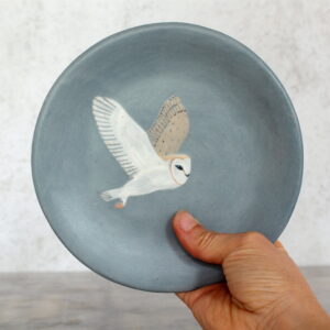 Assiette Chouette en céramique fabriquée et illustrée par Anaïs Trivier