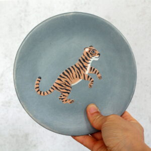Assiette Tigre en céramique fabriquée et illustrée par Anaïs Trivier